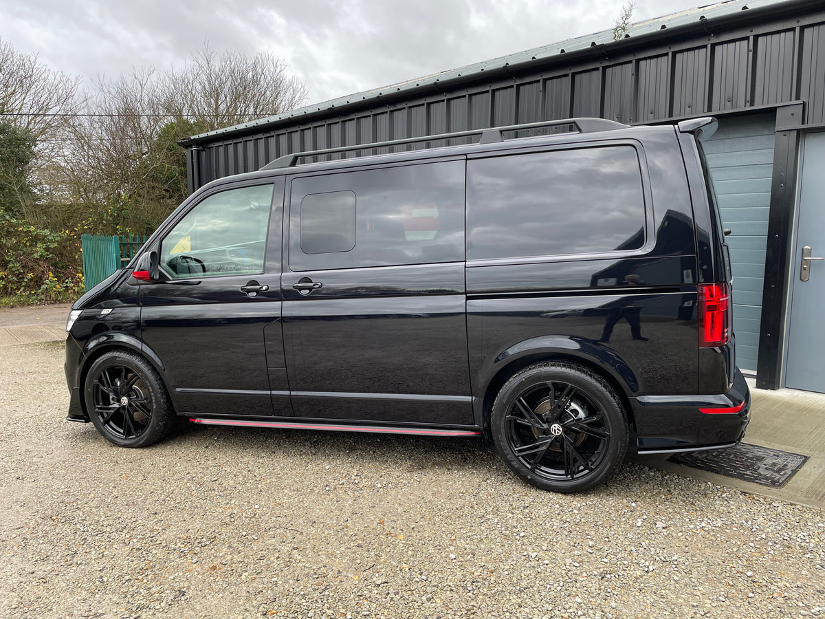 T6.1 T32 Highline Kombi DSG Black with LV-S, 204bhp