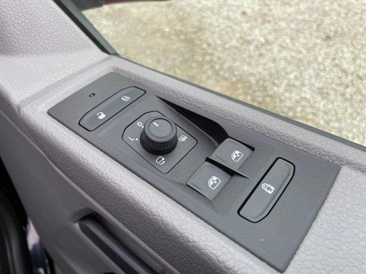 T6.1 T32 Highline Kombi DSG Black with LV-S, 204bhp