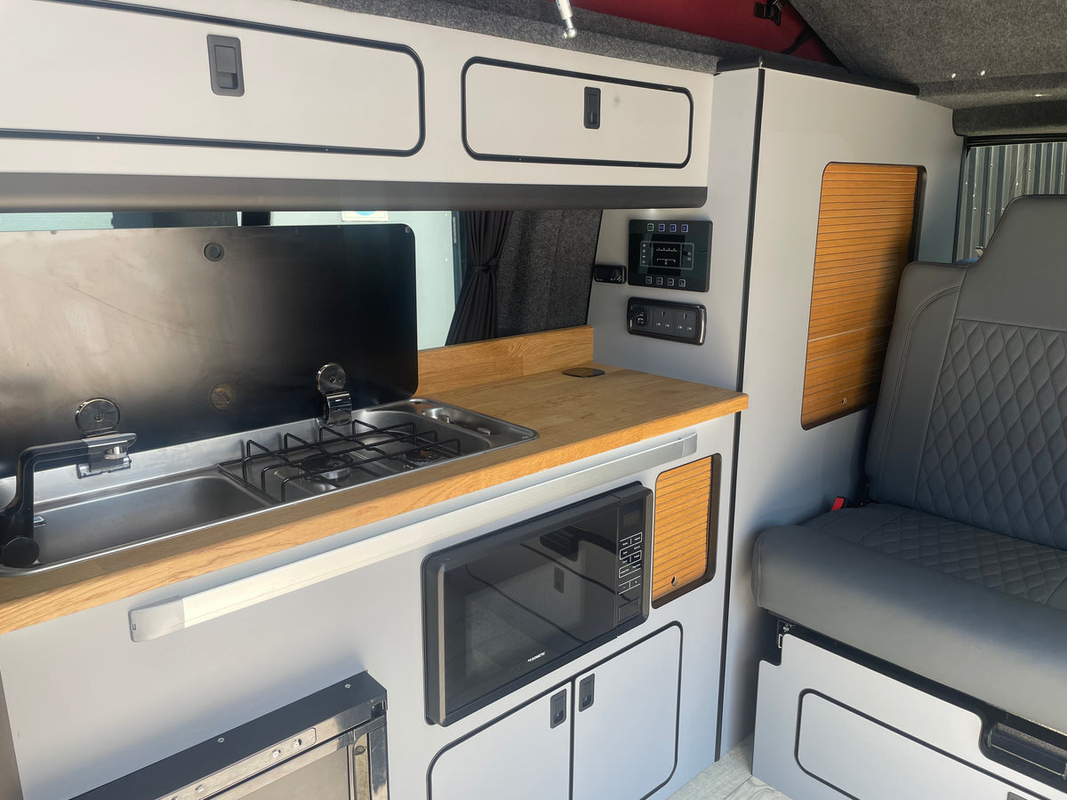 T6.1 Cotswold Edition + with air con in Ascot Grey