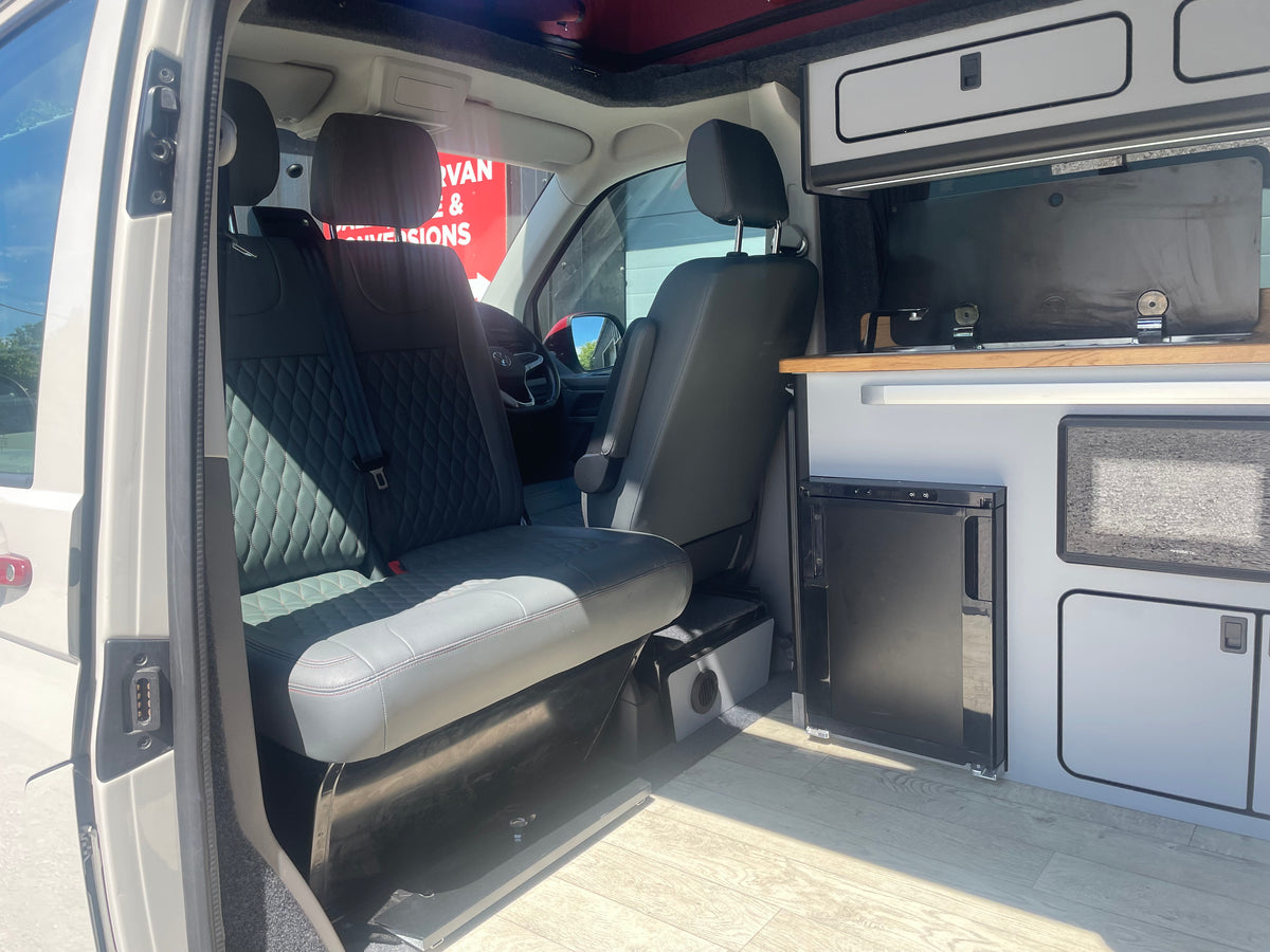 T6.1 Cotswold Edition + with air con in Ascot Grey